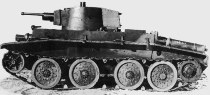 Танк 10 ТР, вид сбоку слева