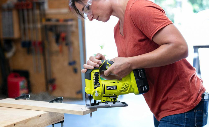 Лобзик удобен при работе с тонкими досками