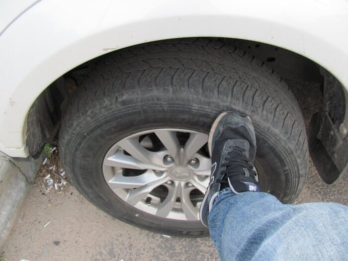 Для активации сигнализации можно постучать ногой по колесу машины