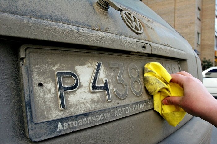 Грязный номер на автомобиле Volkswagen. Фото: svisitom.ru