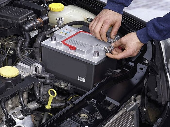 Перезаряд АБ может привести к закипанию электролита и ускоренному разрушению пластин. Фото: 1ak.ru Перезаряд АБ может привести к закипанию электролита и ускоренному разрушению пластин. Фото: 1ak.ru