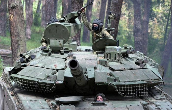 В состав экипажа танка входят командир, наводчик и механик-водитель