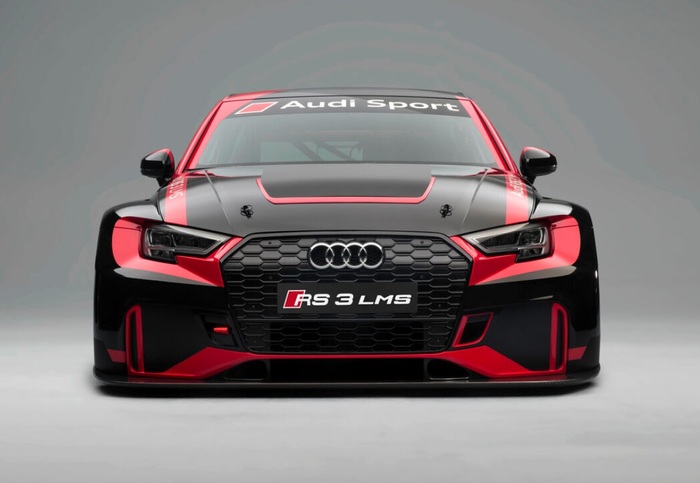 Творение тюнинг-компании Audi Sport, вид в фас Творение тюнинг-компании Audi Sport, вид в фас