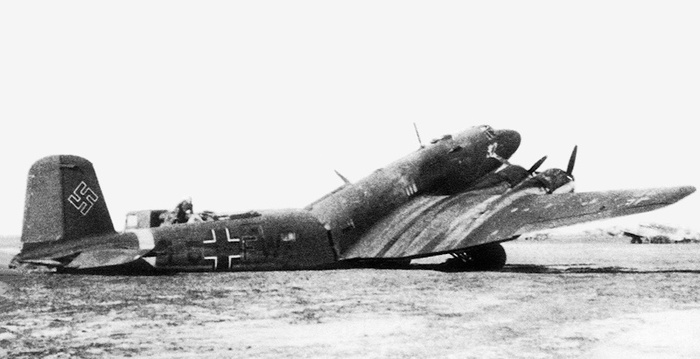 Сбитый немецкий самолет Сбитый немецкий самолет