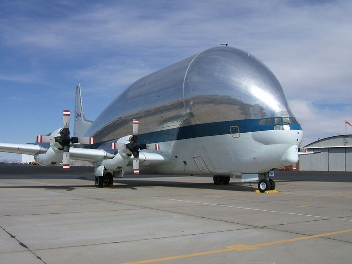 Фюзеляж B-377 Super Guppy имеет вид раздутой рыбки