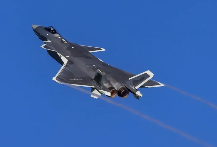 Радиус действия Chengdu J-20 без дозаправки составляет около 2 тыс. км