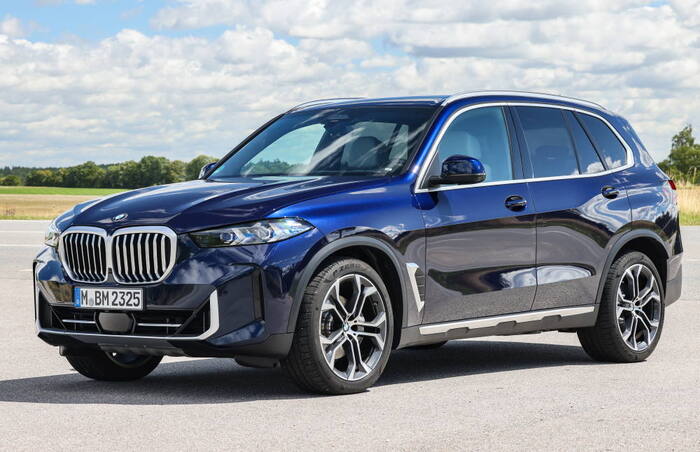 BMW X5 хорошо держит ритм на автобане и легком офф-роуде