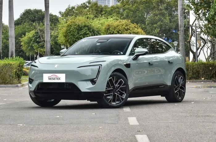 Avatr 11 оснащен двумя электромоторами, которые обеспечивают мощность 578 л. с. Avatr 11 оснащен двумя электромоторами, которые обеспечивают мощность 578 л. с.