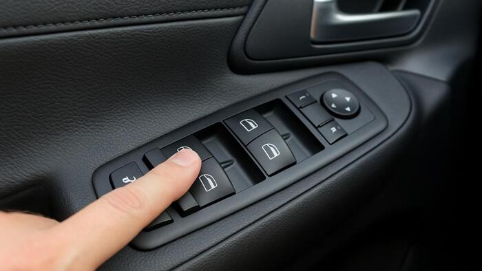 Кнопка запуска стеклоподъемников. Фото: newsinfo.ru Кнопка запуска стеклоподъемников. Фото: newsinfo.ru