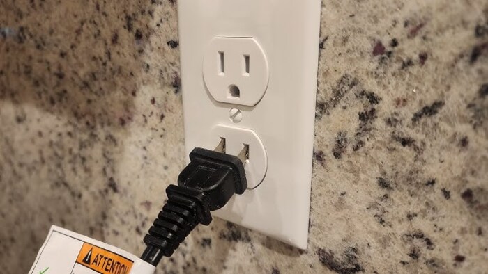 Вилка может плохо держаться в розетке из-за ослабевших контактов Вилка может плохо держаться в розетке из-за ослабевших контактов