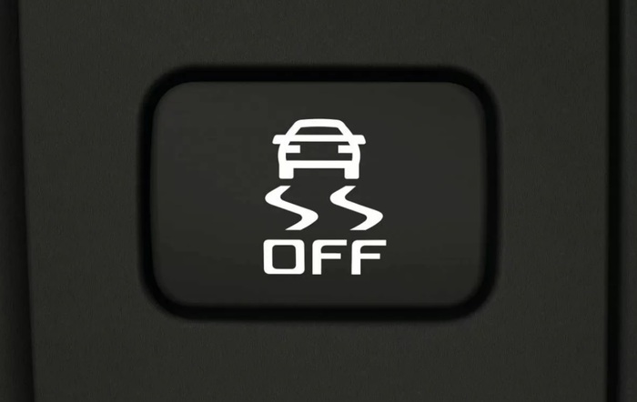 При работе системы TCS тормозное усилие распределяется на каждое из колес