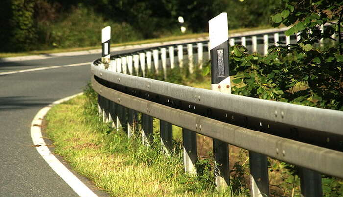 Замедлить скорость можно, направив автомобиль вдоль дорожного ограждения Замедлить скорость можно, направив автомобиль вдоль дорожного ограждения