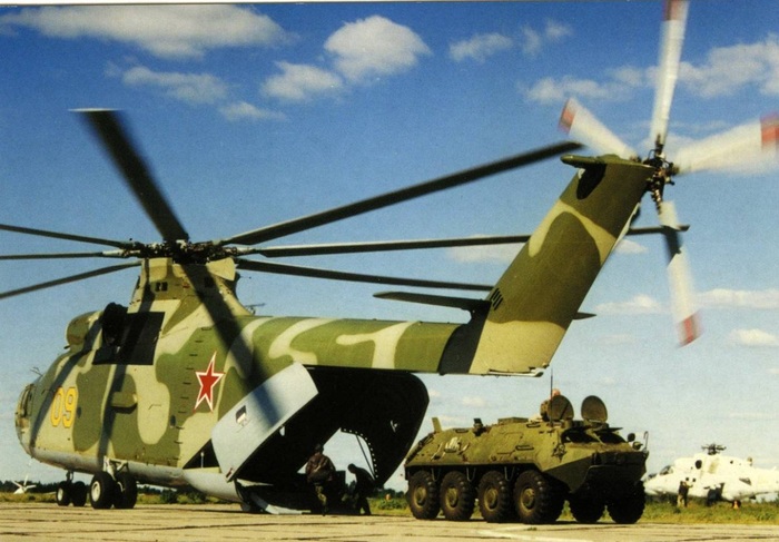 Вертолет, перевозящий советскую военную технику