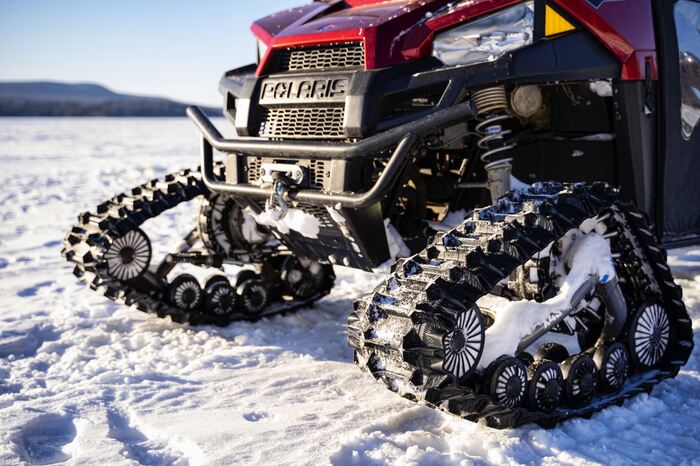 Гусеницы выдерживают груз весом 1800 кг Гусеницы выдерживают груз весом 1800 кг