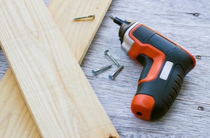 Использование шуруповерта делает процесс сборки деревянных изделий комфортным