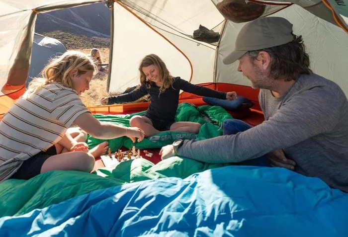 Игра в шахматы в палатке