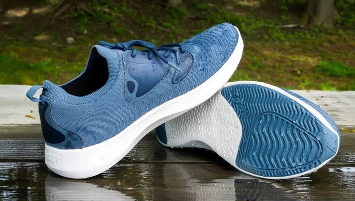 .После заклеивания трещины обувь лучше надевать не сразу