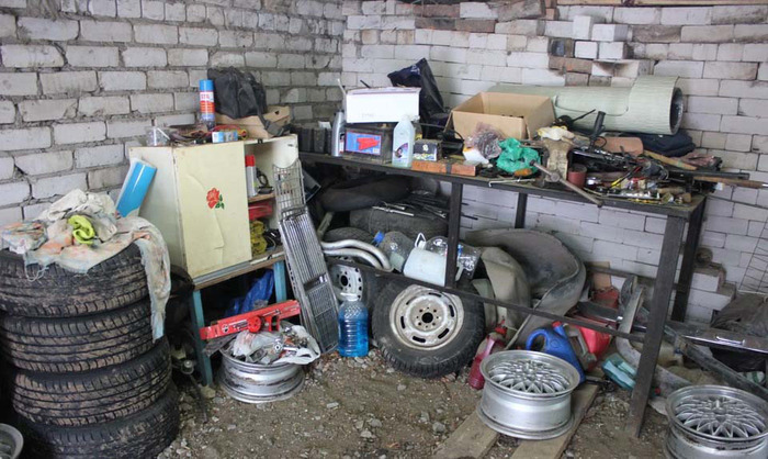 Из гаража на зиму лучше убрать тряпки, коробки и старые вещи Из гаража на зиму лучше убрать тряпки, коробки и старые вещи