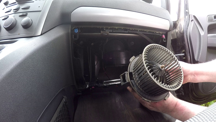 Нестабильная работа вентилятора печки говорит о проблемах в электрике. Фото: stron-parts.ru Нестабильная работа вентилятора печки говорит о проблемах в электрике. Фото: stron-parts.ru