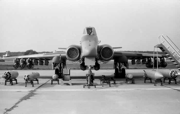 Штурмовик Ил-102, вид спереди. Фото: авиару.рф Штурмовик Ил-102, вид спереди. Фото: авиару.рф