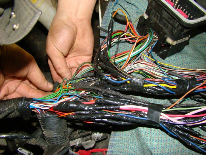 Металлический запах может говорить о возможных проблемах с проводкой. Фото: cargen.ru