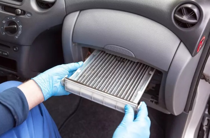 Поврежденный салонный фильтр нужно вовремя менять