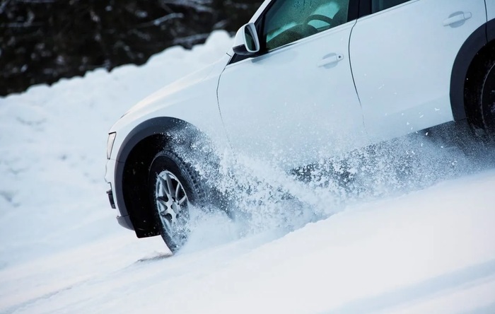 Неверная реакция водителя может привести к заносу. Фото: avtoshkola-drive.ru