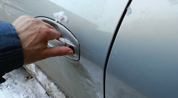 Открыть машину зимой бывает непросто Открыть машину зимой бывает непросто
