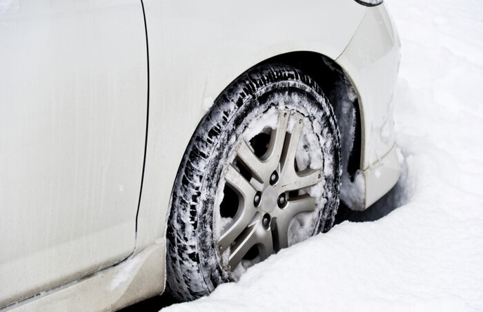 Чтобы избежать лобового столкновения, можно направить машину в сугроб Чтобы избежать лобового столкновения, можно направить машину в сугроб