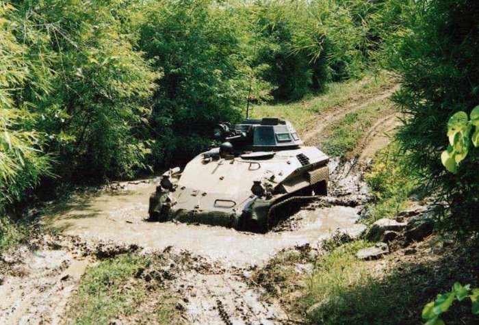 Танкетка  Wiesel преодолевает водную преграду