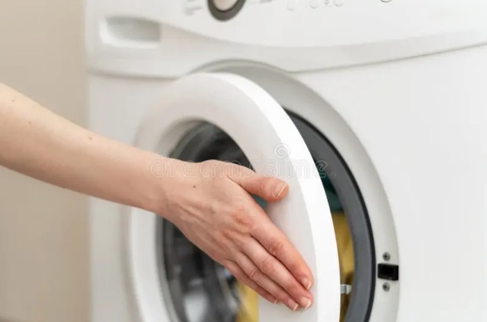 В случае проблем с заземлением при касании стиральной машины может бить током В случае проблем с заземлением при касании стиральной машины может бить током