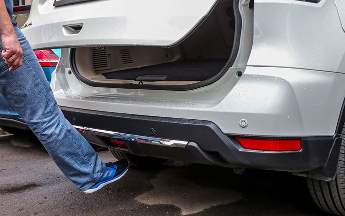 Открытие багажника при помощи датчика, реагирующего на ногу