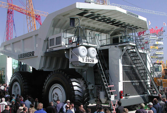 Liebherr T 282B может поднять на борт грузы общим весом 363 тонны/ Фото: wikimedia.org