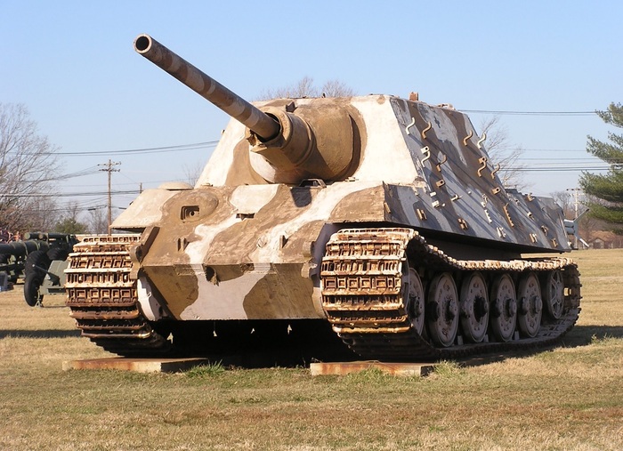 Мощность мотора 75-тонного танка Jagdtiger составляла лишь 700 л. с./ Фото: wikimedia.org/