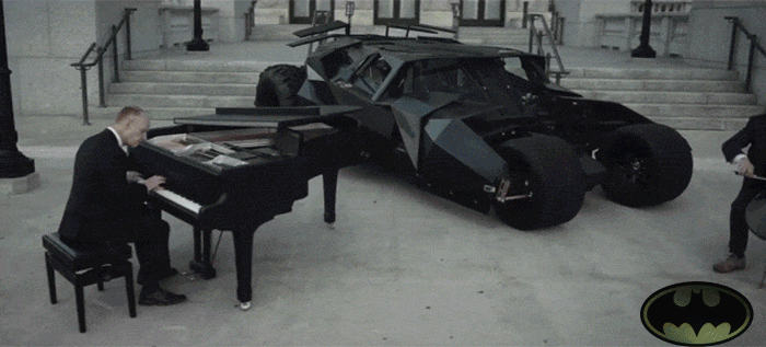 Эволюция музыки и автомобиля из киноэпопеи Бэтмен изображена с помощью фортепиано и виолончели