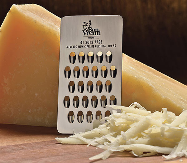 Визитная карточка в виде терки для сыра.