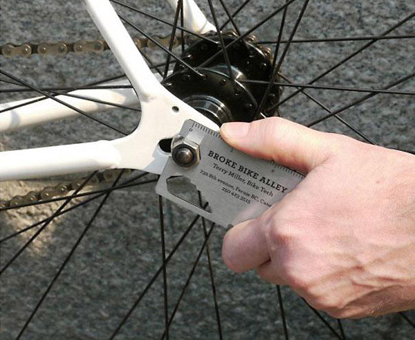 Визитная карточка в виде универсального инструмента для велосипеда.