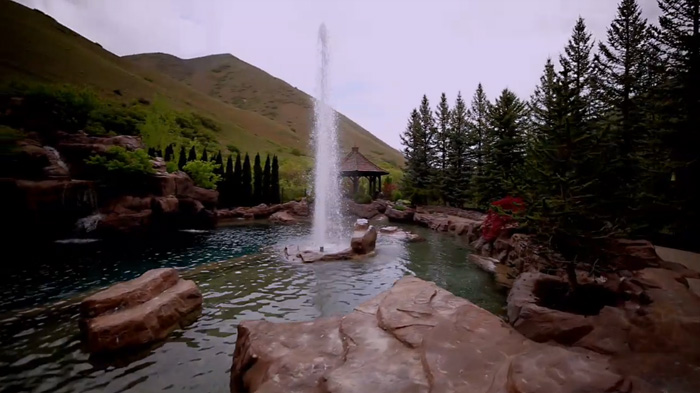 Эко-бассейн за 2 миллиона долларов: природный ландшафт, водопады, гейзеры, водные горки и даже дайвинг