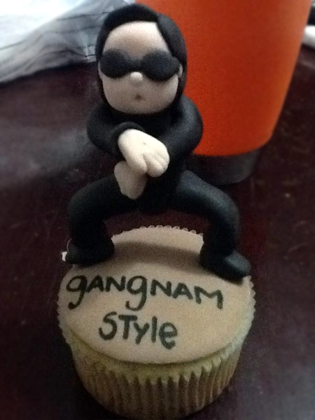 Пироженое Gangnam Style с фигуркой рэпера PSY