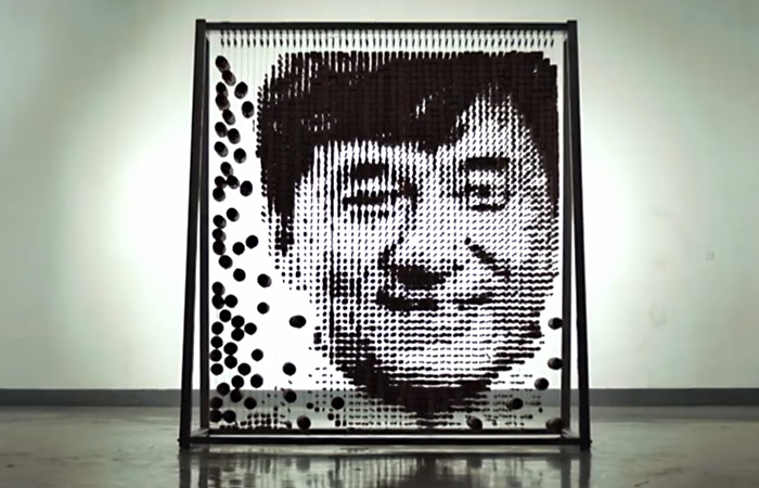 Поклонница создала уникальный портрет Джеки Чана из 64000 палочек для еды