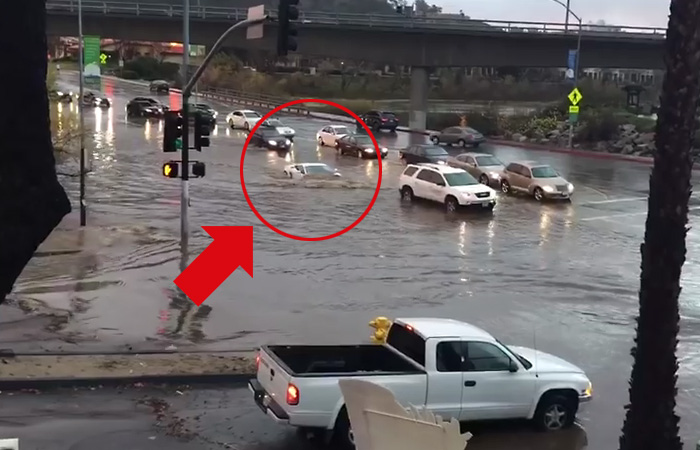 Что круче - Lamborghini или наводнение?