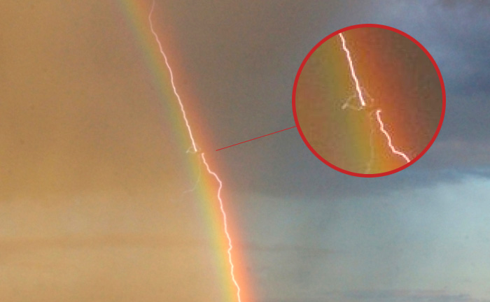 Впечатляющее фото: молния бьет в самолет на фоне радуги