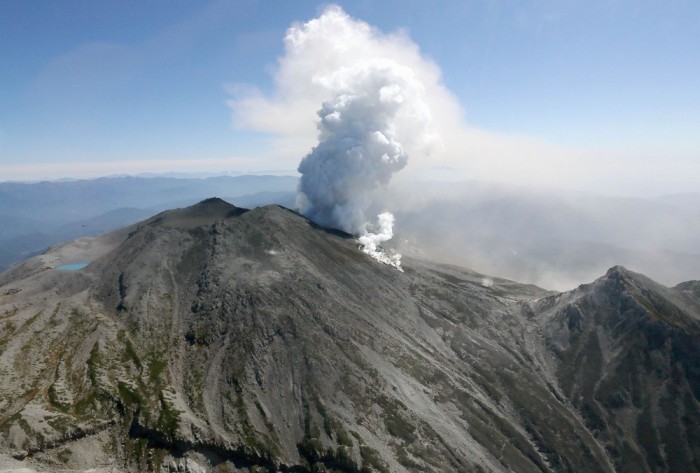 В Японии проснулся вулкан Онтаке и засыпал пеплом округу