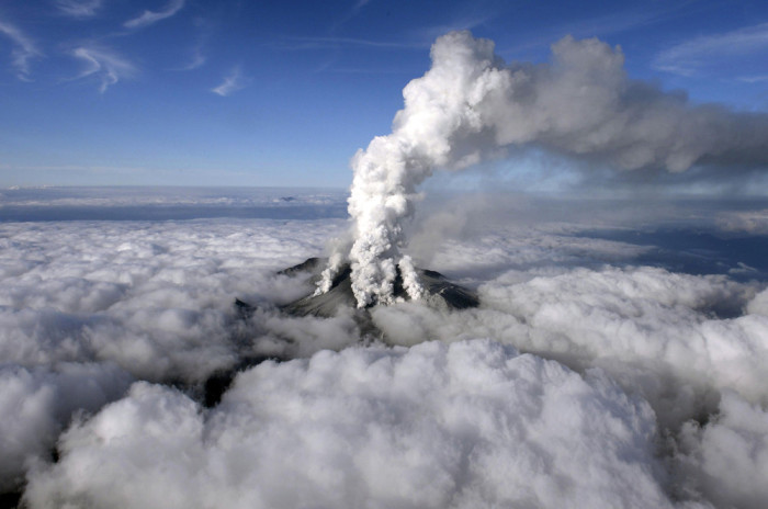 В Японии проснулся вулкан Онтаке и засыпал пеплом округу