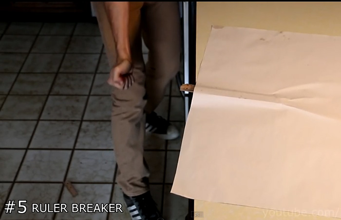 Видео-инструкция: Как сломать линейку при помощи одной руки и листа бумаги