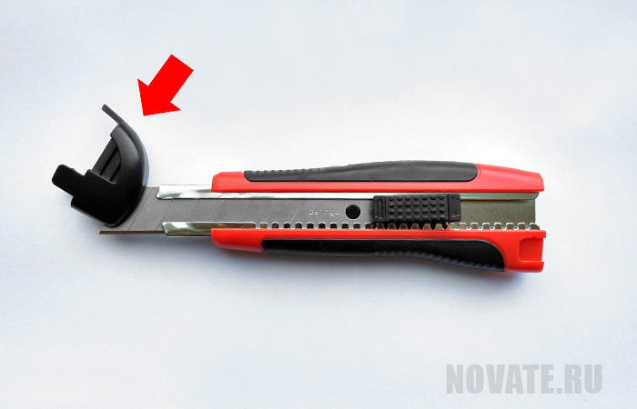 Как правильно отламывать затупившееся лезвие канцелярского ножа с помощью щели на задней крышке.