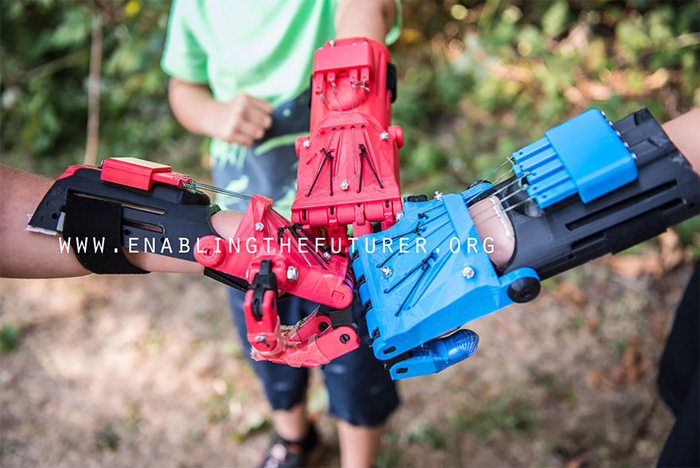 Детские протезы в виде рук супергероев изготавливаются с помощью 3D-принтера