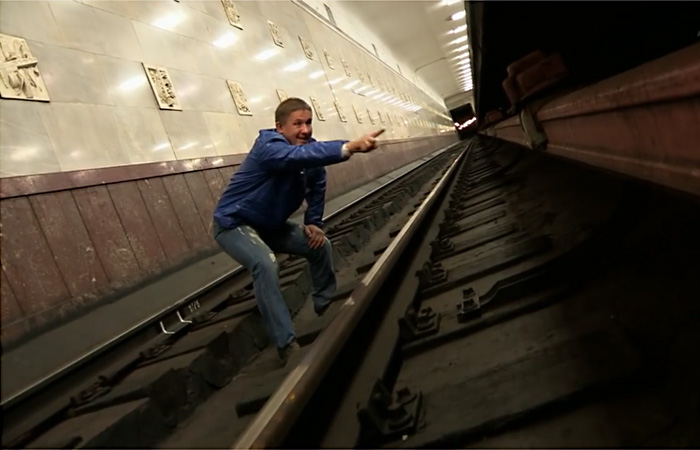 Инструкция, которая спасет жизни: что делать при падении на рельсы в метро