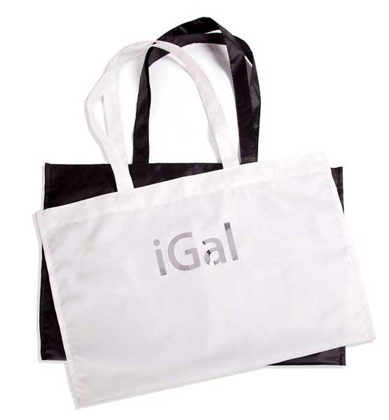 На фирменной сумке белого или чёрного цвета красуется логотип iGal