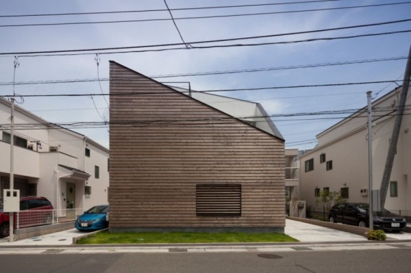 House in Ofuna: японский дом, которому «снесло крышу»